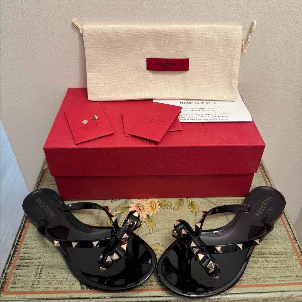 Valentino Garavani
Rockstud PVC Flat Thong Sandals
